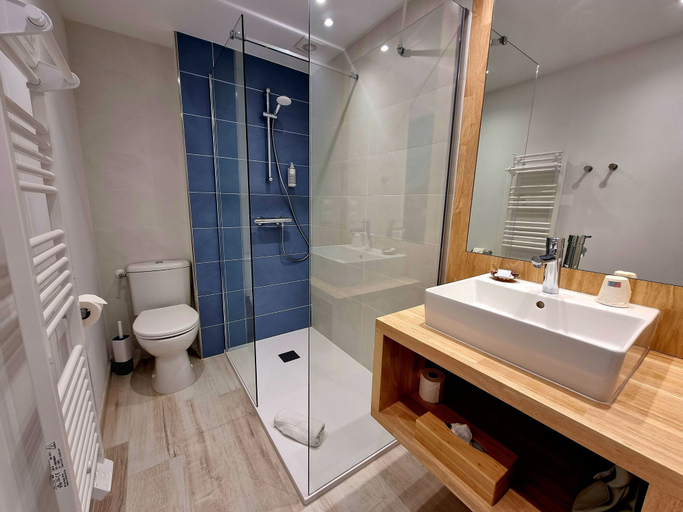 Bathroom 4, Ile de Lumiere, Charente-Maritime