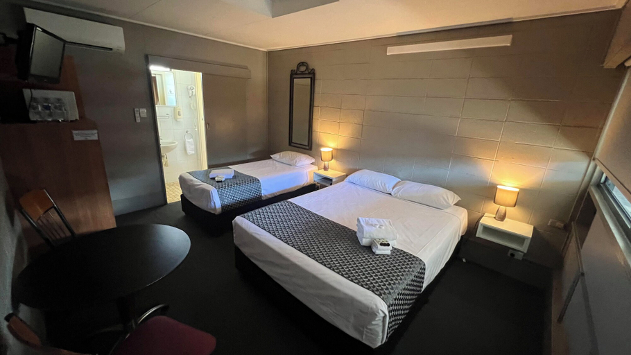 Bedroom 2, Tandara Hotel Motel, Sarina