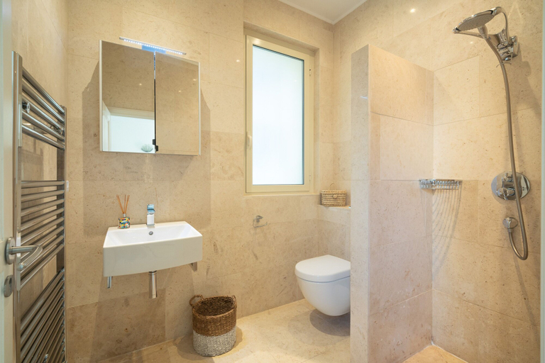 Bathroom 5, Blue Dream Cannes Guesthouse, Alpes-Maritimes