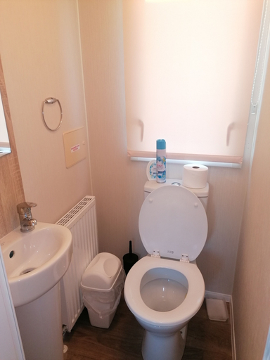 Bathroom 3, 4-bedroom Caravan/static Home in Clacton-on-sea, Essex