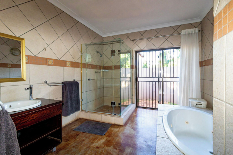 Bathroom 3, Somethin Special Guest House, Waterberg