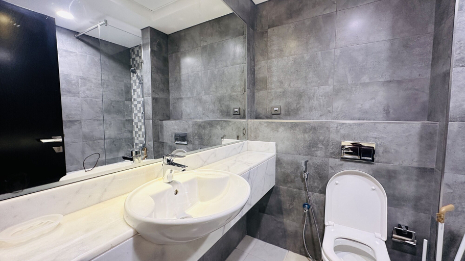 Bathroom 4, Luxurious Studio Apartment Burj View with Balcony Free Parking by Belvilla, Dubai