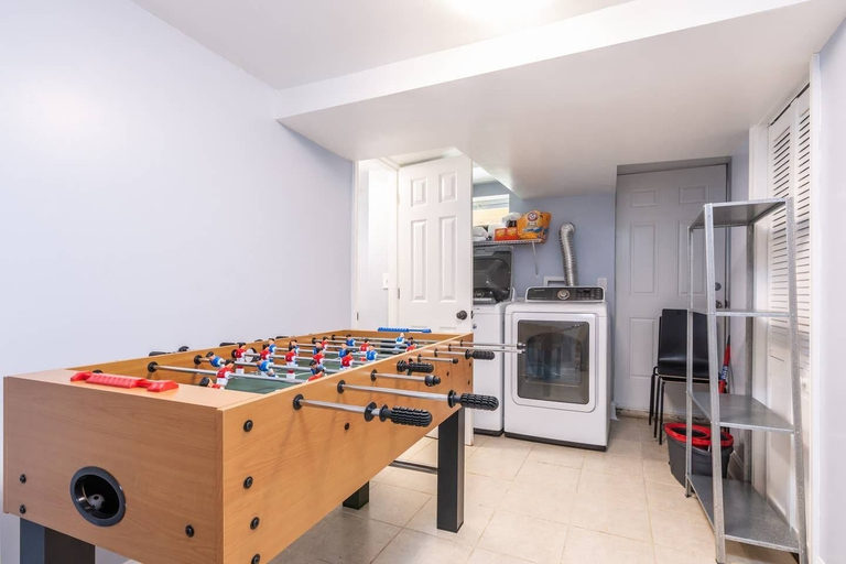 Game room 5, Gorgeous Home 10 min to DC by CozySuites, Alexandria