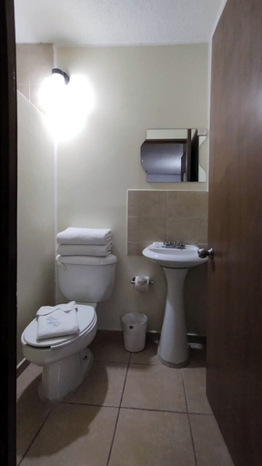 Bathroom 4, Hotel Mateos 1215, León