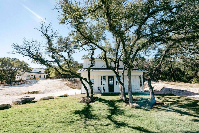 The Roost Farmhaus on 20 acres, hill country view, firepit, swimming hole, Comal