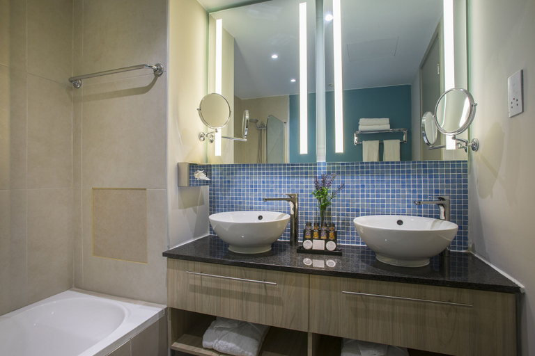 Bathroom 5, Leonardo Cypria Bay
