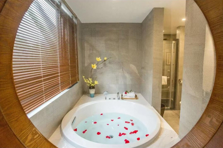 Bathroom 4, Yangshuo Mountain River Ballad Hotel, Guilin