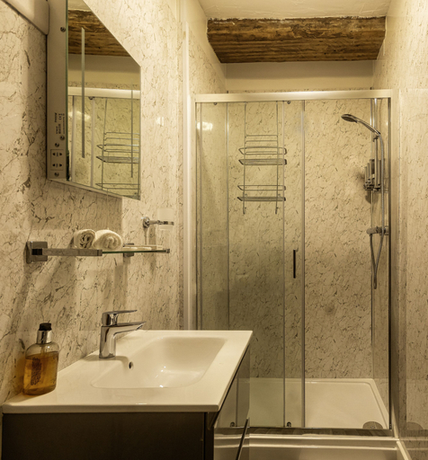 Bathroom, The Green Dragon at Bedale by OYO, North Yorkshire
