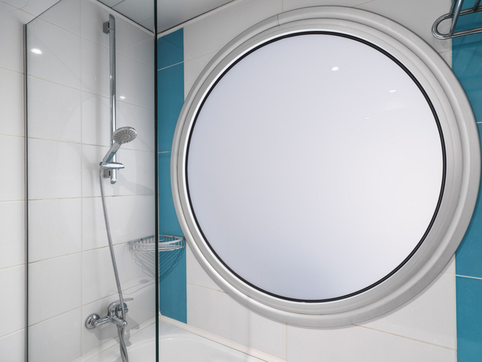 Bathroom 5, Leonardo Cypria Bay