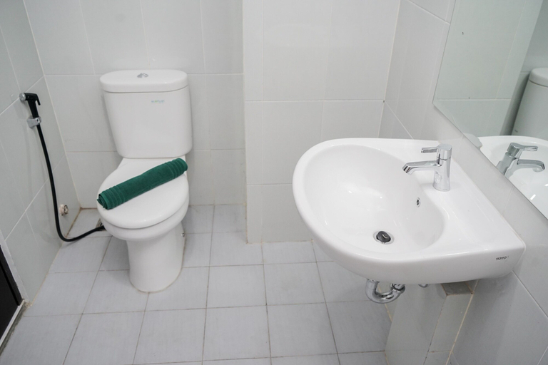 Bathroom 4, Comfort And Cozy Studio At Casa De Parco Apartment, Tangerang