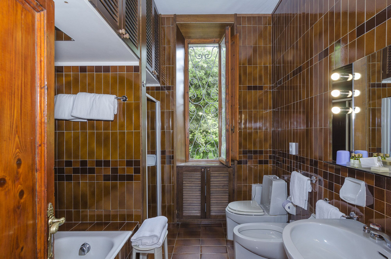 Bathroom 4, Hotel Verdemare, Lucca