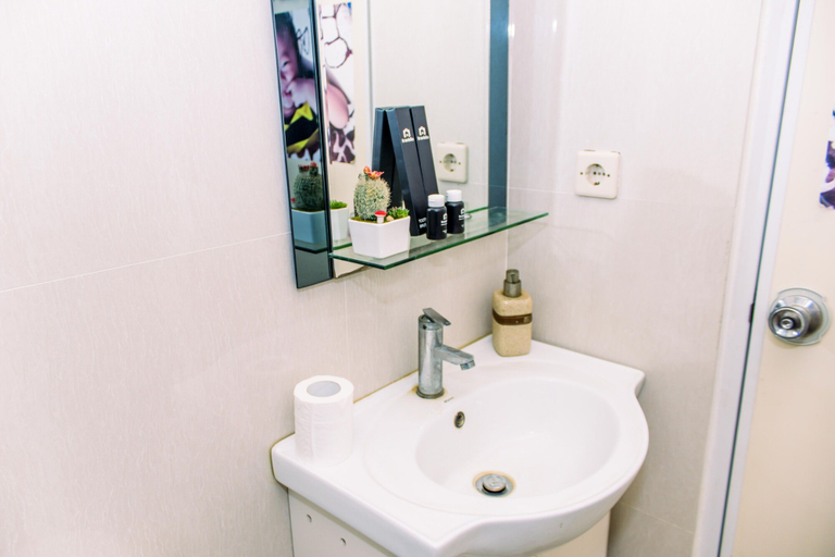 Bathroom 3, Comfort And Warm Studio At Serpong Greenview Apartment, Tangerang Selatan