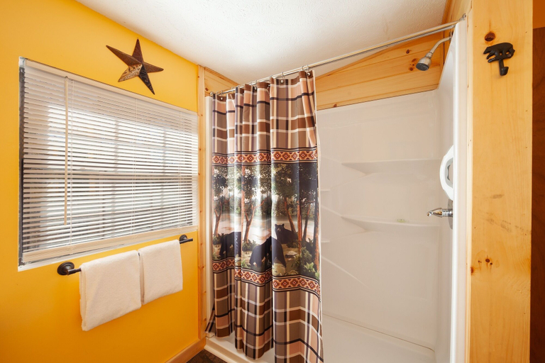 Bathroom 3, Bearfootin' 3 Bedroom Cabin by RedAwning, Sevier
