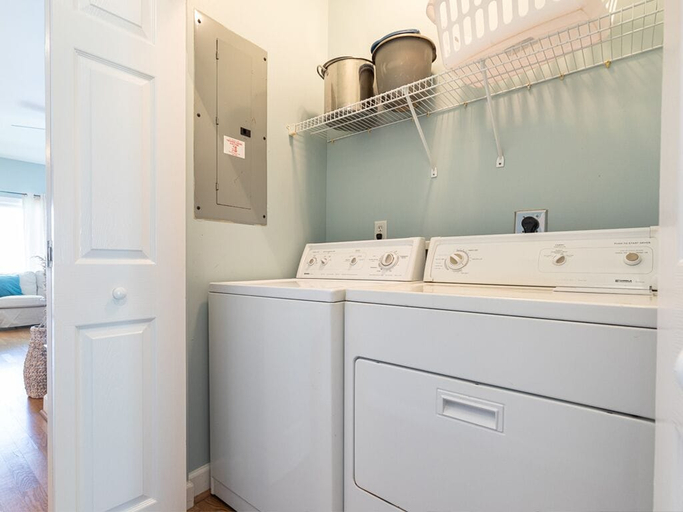 Bathroom 4, Idle A While 2B, Chatham