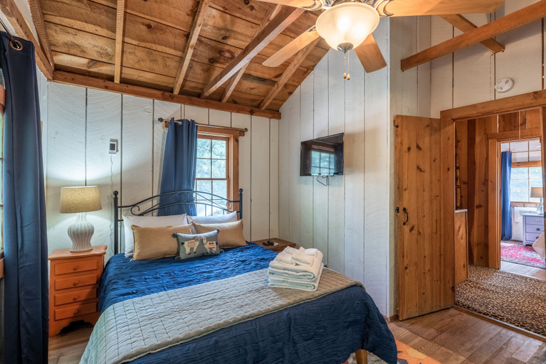 Bedroom 2, Rocky Mountain Cottage, Lincoln