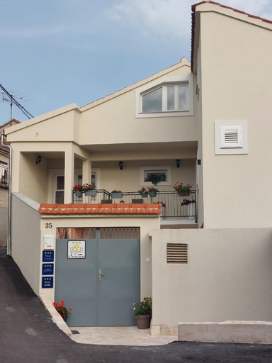 Exterior view 3, Gold Apartments, Skradin