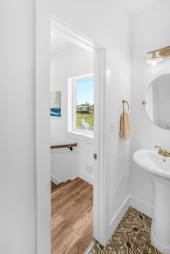 Bathroom 3, Shore Beats Work - Elevator, Nueces