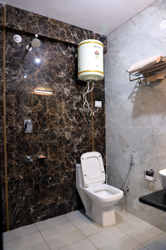 Bathroom 2, Royal Inn Rewalsar, Mandi