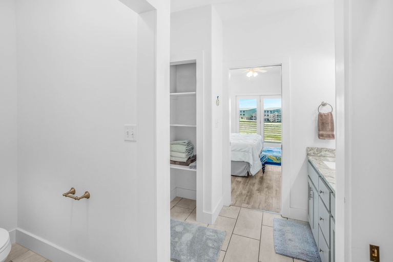 Others 5, Shore Beats Work - Elevator, Nueces