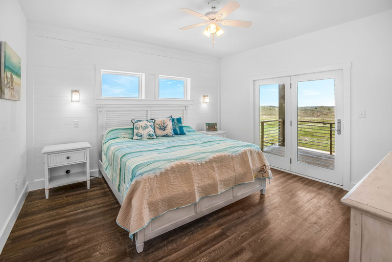 Bedroom 1, Shore Beats Work - Elevator, Nueces