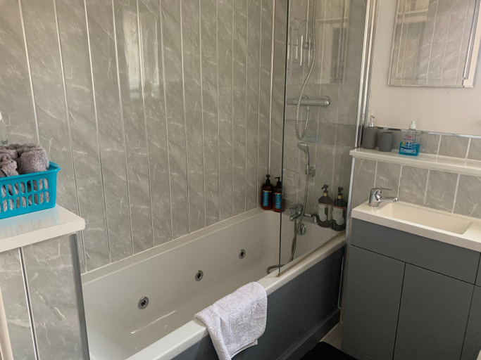 Bathroom 2, Modern 2 bed apartment, Wirral