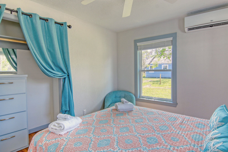 Room 5, Muizenberg 6031rpb 3 Bedroom Home by RedAwning, Aransas