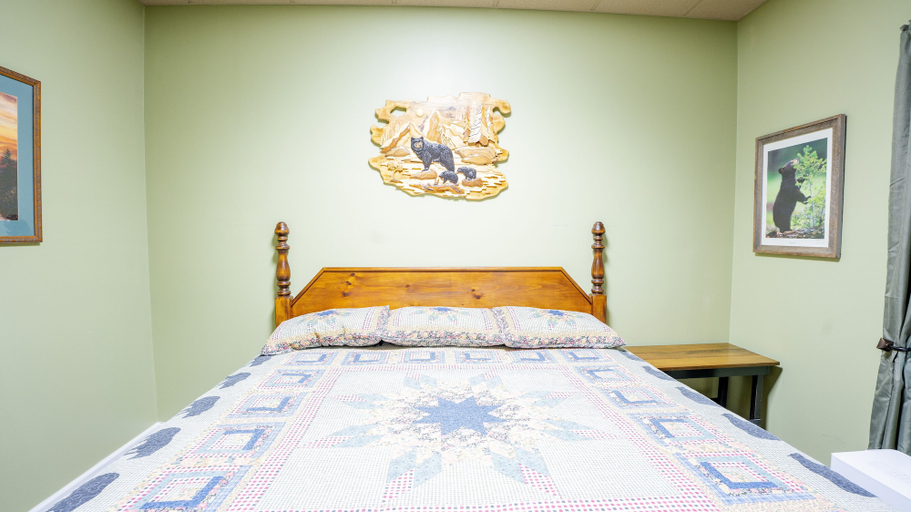 Bedroom 2, Bear Bottoms, Sevier