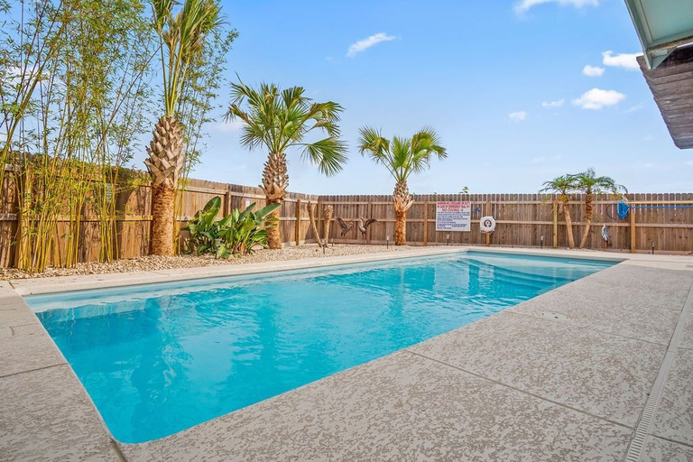 Sport & Beauty 5, Aqua Dreams - Pet Friendly! Heated Private Pool!, Nueces