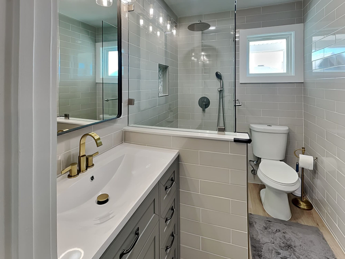 Bathroom 4, Best Kept Seacret, Galveston