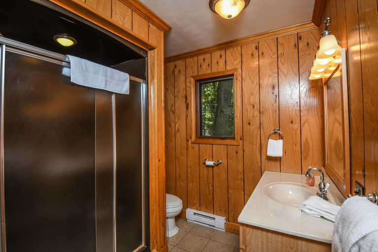 Bathroom 3, Oakleaf Lodge, Garrett