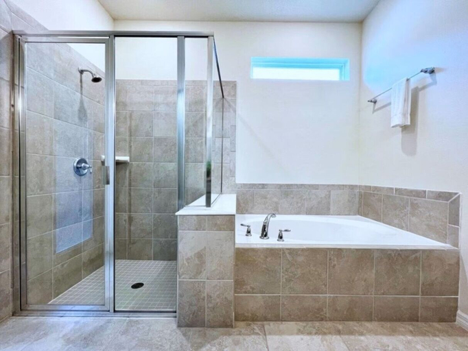 Bathroom 2, Tempo Trek Lodgings, Polk
