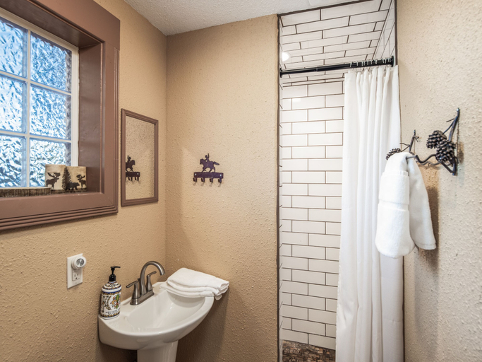 Bathroom 3, Casa Escondida, Lincoln