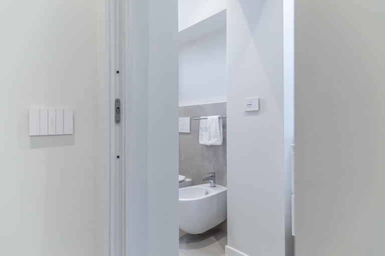 Bathroom 2, VickyLu - City Center - by Host4U, Pavia