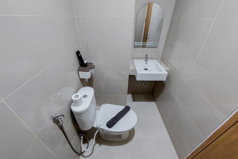 Bathroom 3, Nice And Fancy Studio Apartment At B Residence, South Tangerang