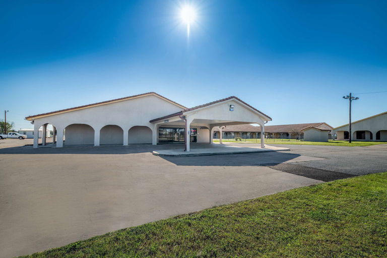 Exterior & Views 2, Americas Best Value Inn Bonham, Fannin