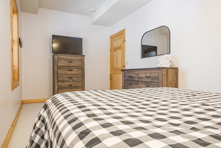 Bedroom 2, On the Rocks, Garrett