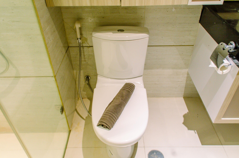 Bathroom 3, Comfort 1Br At Brooklyn Alam Sutera Apartment, Tangerang