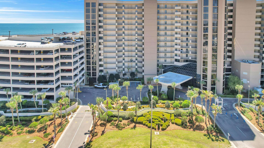 Others 3, Beachfront Condo w/ View & Pool, Sleeps 8, Escambia