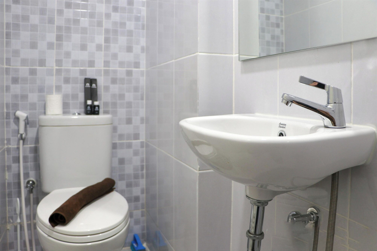 Bathroom 5, Homey Designed And Tidy Studio Tokyo Riverside Pik 2 Apartment, Tangerang
