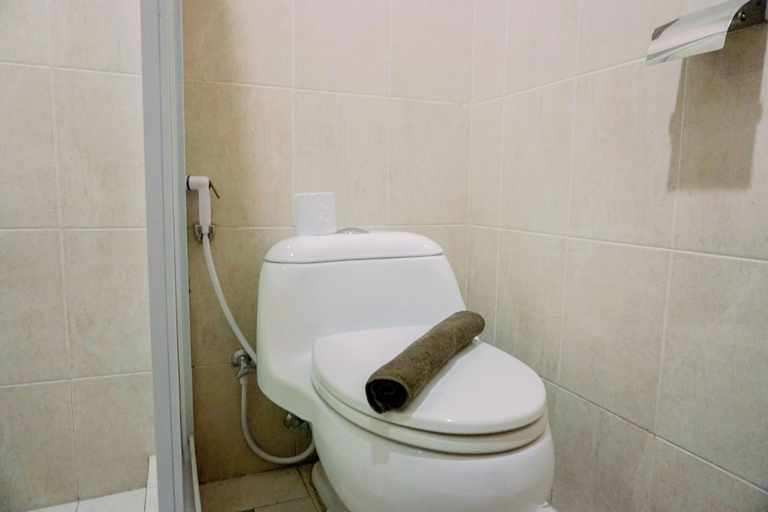 Bathroom 4, Elegant And Strategic 2Br Apartment At Thamrin Residence, Central Jakarta