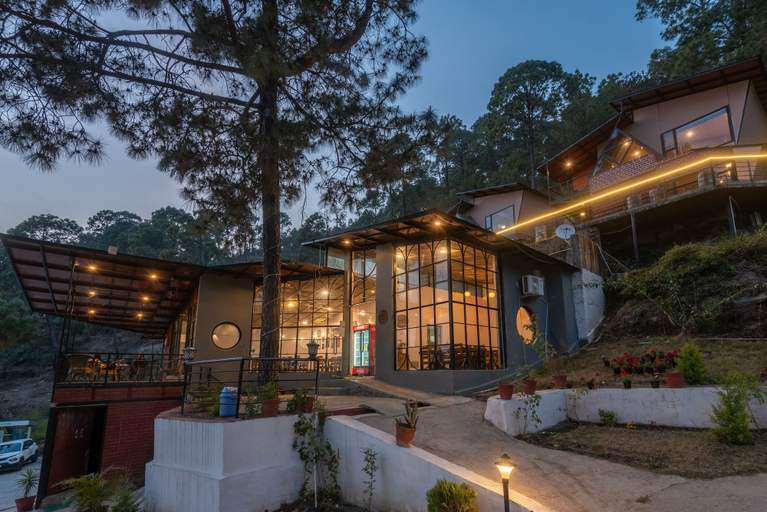 Exterior & Views