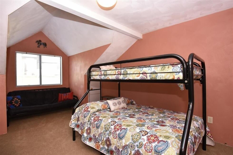 Bedroom 2, Seven Springs 3 BR Condo, Loft and Mountain Views! by RedAwning, Somerset