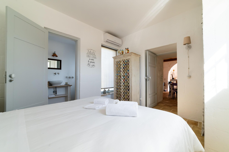 Bedroom 2, Trullo Ape Regina in Monopoli, Bari