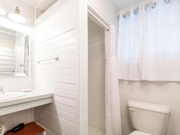 Bathroom 4, Whelk Come Inn by Tybee Vacation Rentals, Chatham