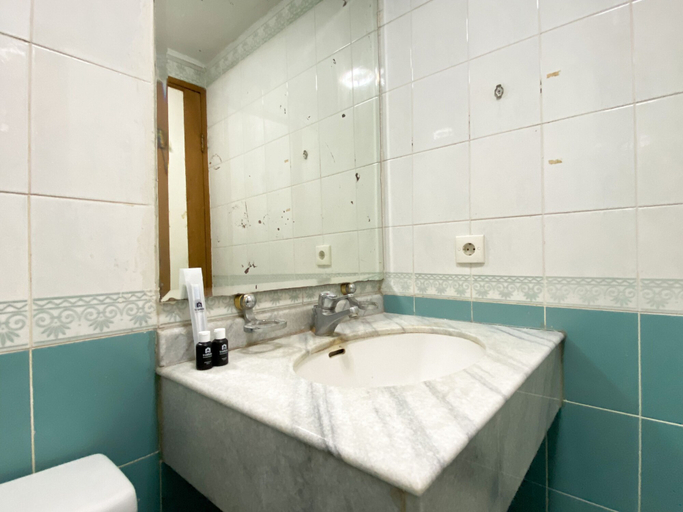 Bathroom 3, Comfort 2Br At Bona Vista Apartment, South Jakarta