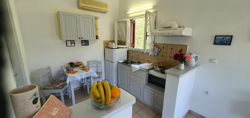 Others 3, APHRODITE studios & apt with pool, Ionian Islands