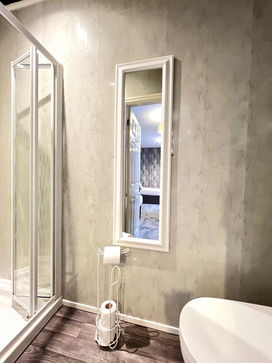 Bathroom 4, Central Cove Guesthouse, Blackpool