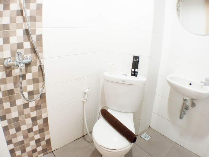 Bathroom, Relaxing Studio At The Alton Apartment, Semarang