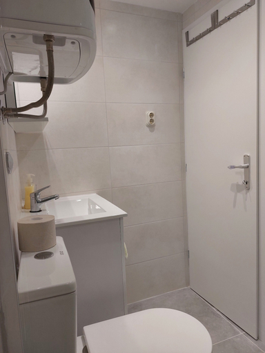 Bathroom 3, Homey 1-BR Apt, Split