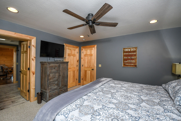 Bedroom 2, Footsteps From Fun, Garrett